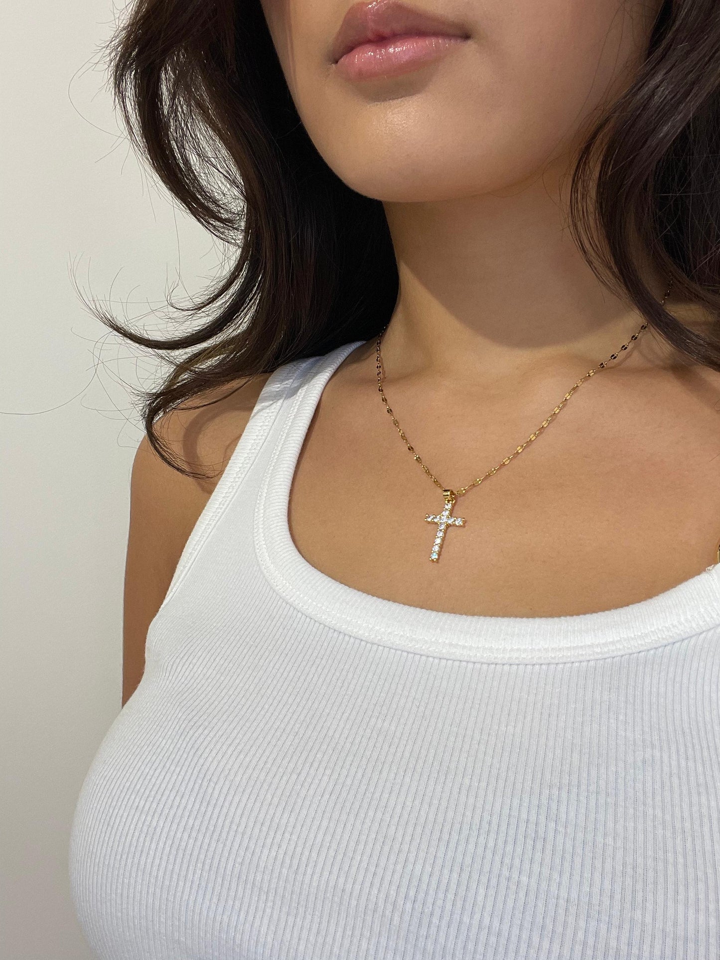 Pendentif Croix Dorée avec Cristaux Étincelants - Paulina